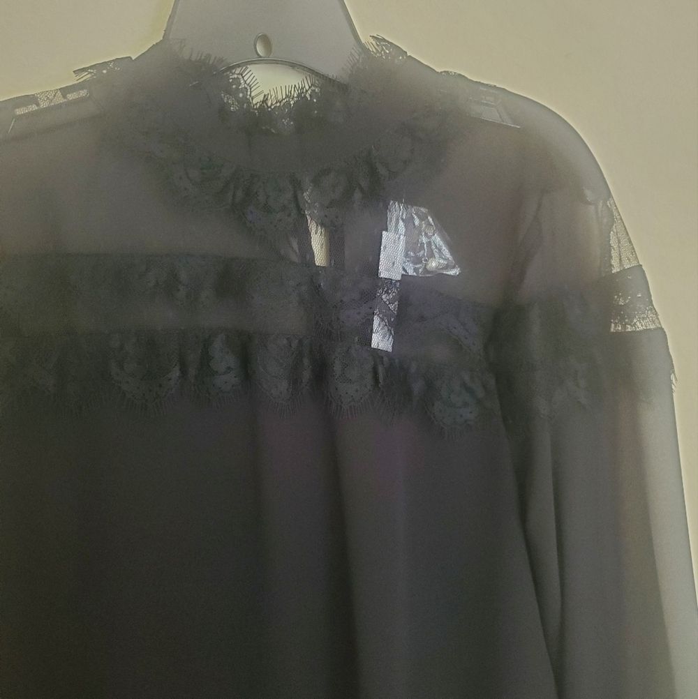 Ruffle Sleeve lace Top with Pearl Buttons - Picture 4 of 9